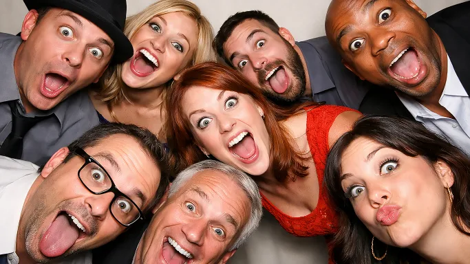 The-Photobomb-Chain-pose